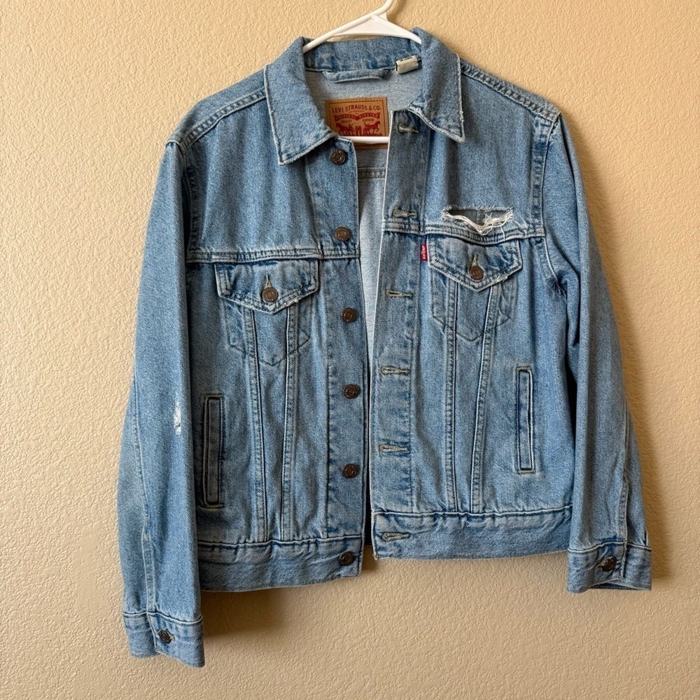 Levi’s Distressed Jean Jacket – Women’s XS